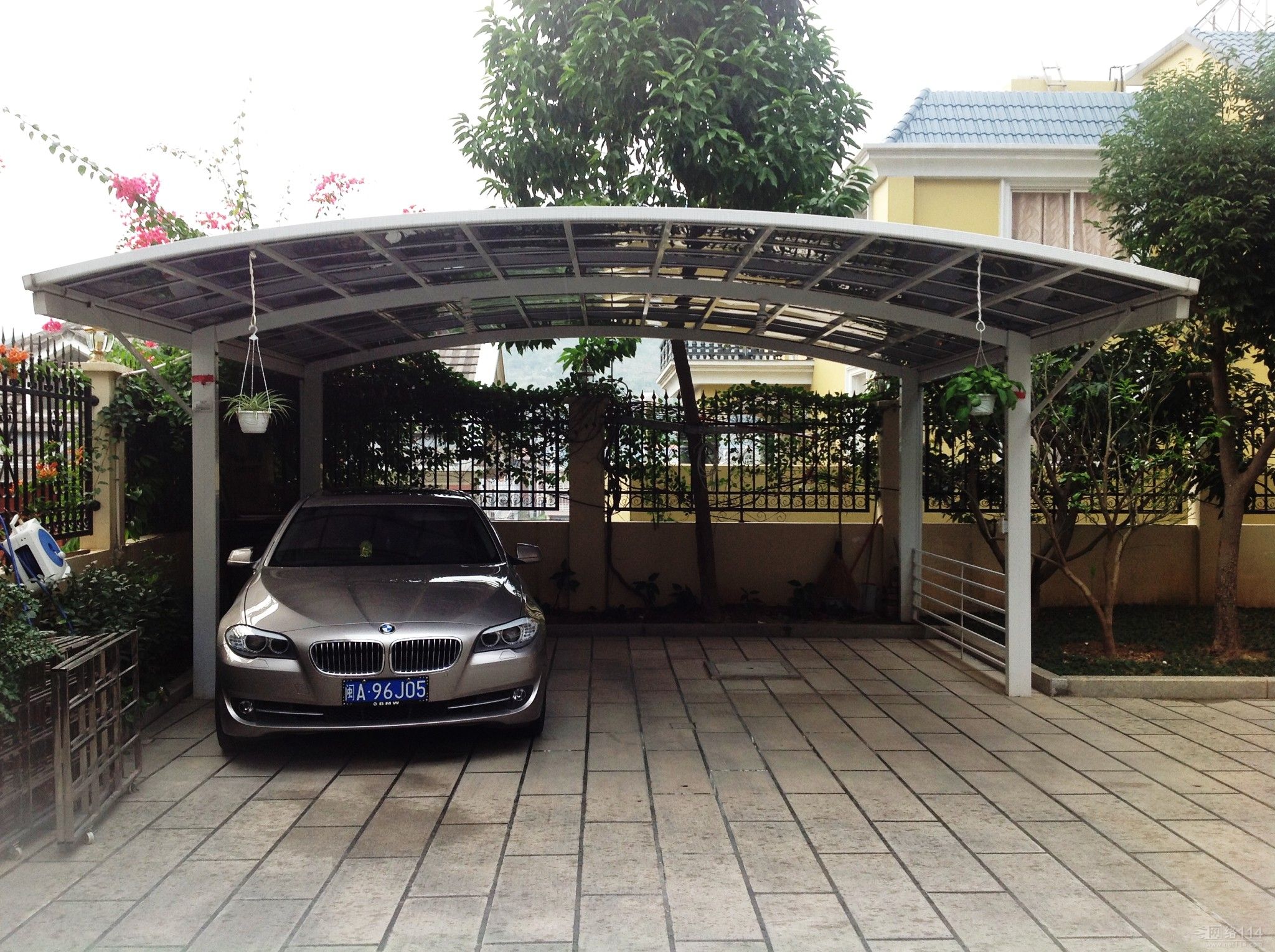 合抱汽車車棚 合抱汽車車棚